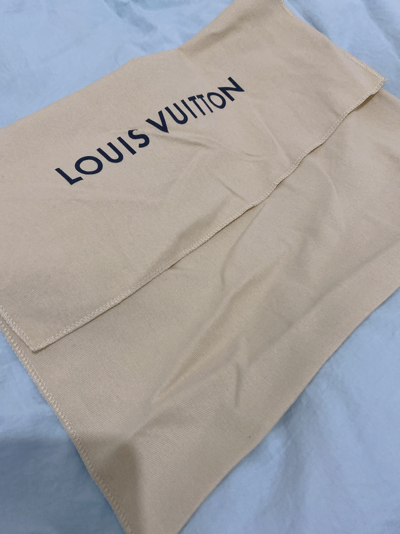 LV最新防塵袋，時(shí)尚界的秘密武器，保護(hù)你的珍貴物品不受塵埃侵?jǐn)_??