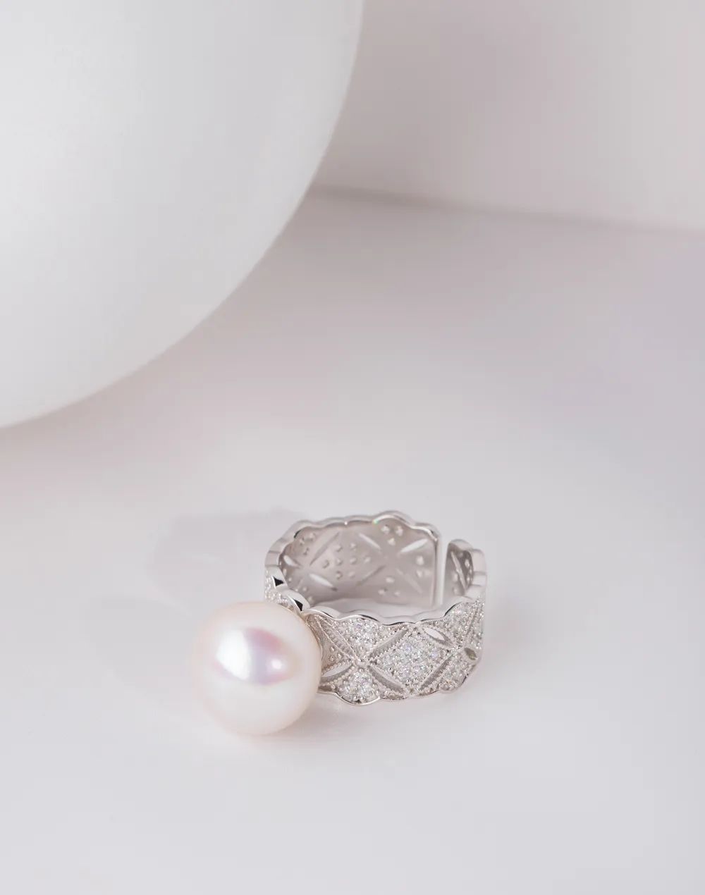 2024最新款戒指,探索小巷中的寶藏，2024最新款戒指