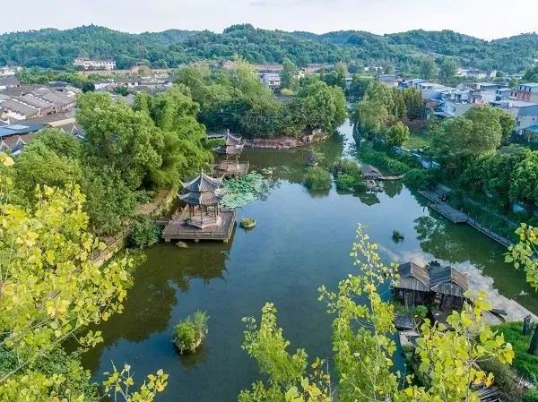 黃龍溪華僑城最新消息,黃龍溪華僑城最新消息，發(fā)展的雙刃劍效應(yīng)分析