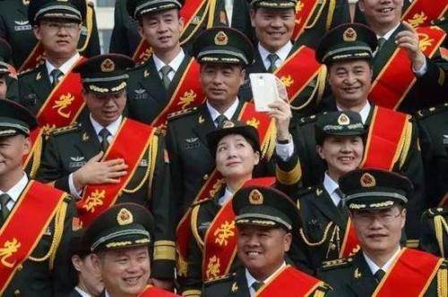 軍官轉(zhuǎn)業(yè)政策最新探索，小巷獨(dú)特風(fēng)味與轉(zhuǎn)業(yè)安置新動向