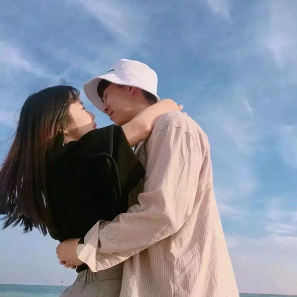 自然美景中的浪漫情侶頭像之旅，最新帥氣情侶頭像精選