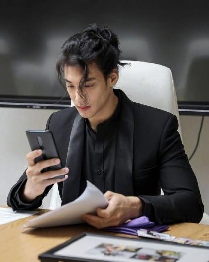 張演員男的舞臺(tái)與熒屏之旅，學(xué)習(xí)成長與自信光芒的展現(xiàn)