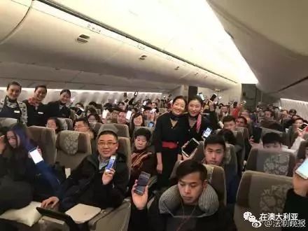 藍航空姐王靜新篇章，翱翔天際的溫暖使者，展現(xiàn)職業(yè)風采與愛心傳遞