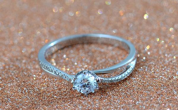 小巷深處的珠寶秘境之旅，探尋結(jié)婚鉆戒的價格