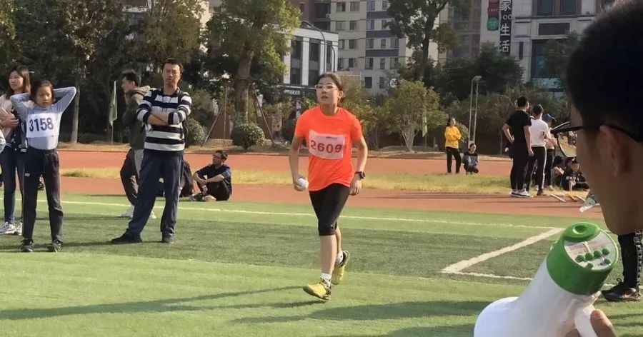 小蝸牛的田徑夢，綠意盎然賽場上的奇遇之旅