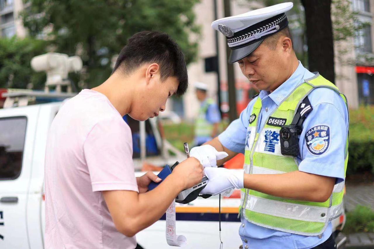 廠區(qū)標語煥新，點亮變化之光，鑄就自信未來之路