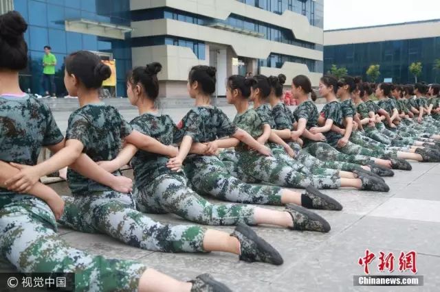 獨(dú)家揭秘，探索小巷深處的軍訓(xùn)新風(fēng)尚——2025軍訓(xùn)最新視頻亮相！