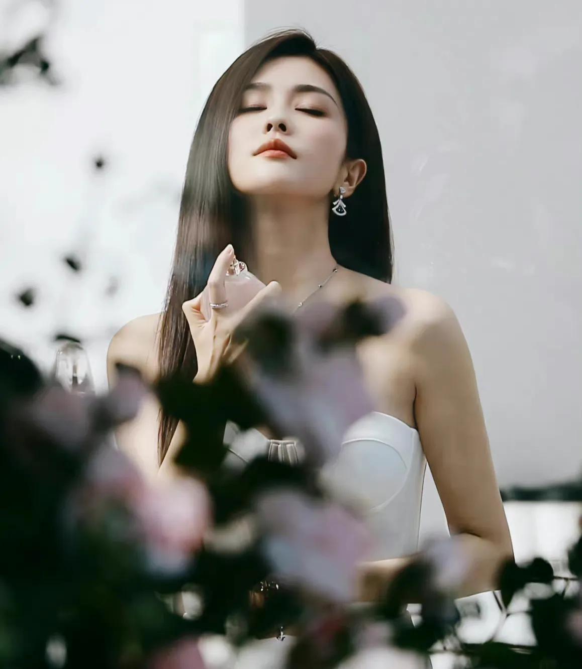 劉雯最新壁紙，時尚魅力的完美展現(xiàn)