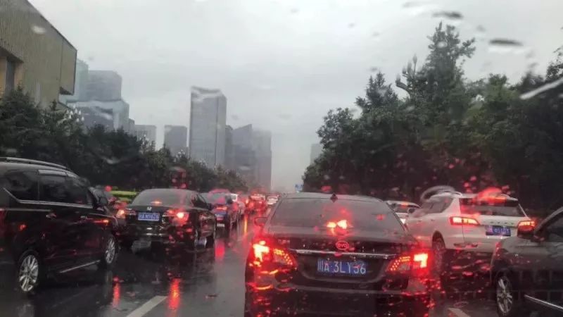 成都暴雨下的驚喜探索，小巷特色小店